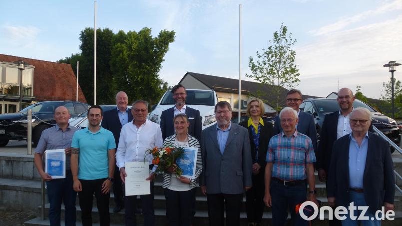 Den Geehrten (von links) Mario Rümpelein, Hans Schenk, Evi Krauß, Reinhard Ponitz, Hermann Rupprecht und Leonhard Ehras, gratulieren Frank-E. Kirchhof, Michael Sommer, Eva Birkmüller, Helmut Thurn und Michael Liedl. Neu im Aufsichtsrat ist Fabian Bierl (vorn, Zweiter von links). Bild: bk