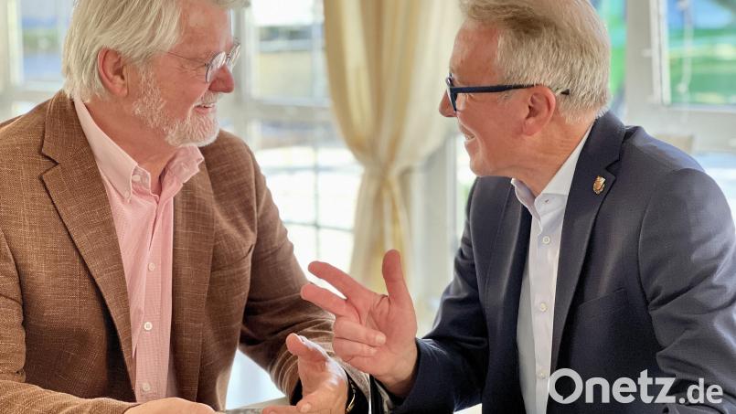 In Steuerzahlerfragen einer Meinung: der wiedergewählte Regionalverbandsvorsitzende Reinhold Wildenauer (rechts) und Verbandspräsident Rolf von Hohenhau. Bild: Eichl