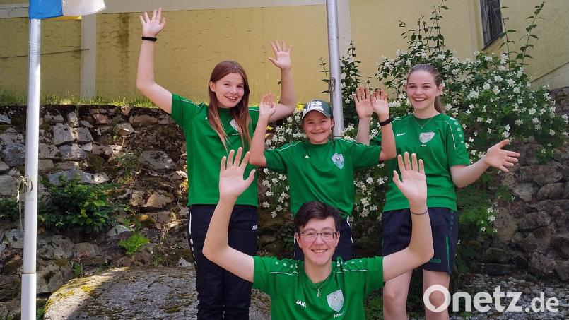 Schützennachwuchs in Jubelpose: (stehend, von links) Anna-Katharina Diertl, Anja Sauer, Lena Hofmann , (sitzend) Tobias Pater. Bild: jma
