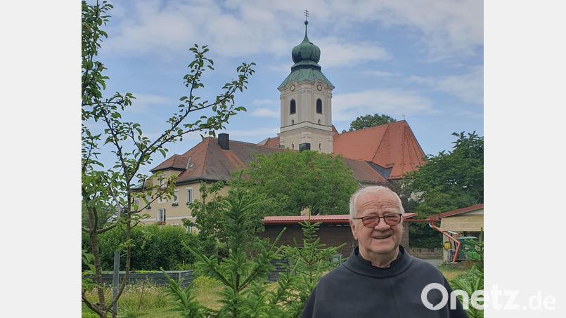 Im Klostergarten hat sich Bruder Czeslaw, die gute Seele im Konvent, immer wohl gefühlt. Den Birnbaum (links) hat er aus dem Obstgarten seines Vaters in Polen mitgebracht und selbst veredelt. Die Nadelbäume hat er ebenfalls selbst gepflanzt - als Vorrat für die alljährlich benötigten Christbäume. Bild: mas
