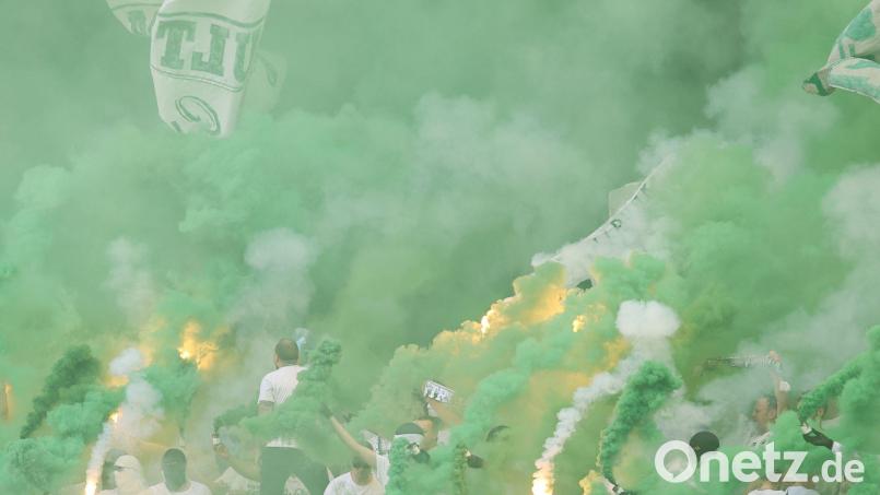 Fürther Fans brennen Pyrotechnik ab. Bild: Daniel Karmann/dpa/Archivbild