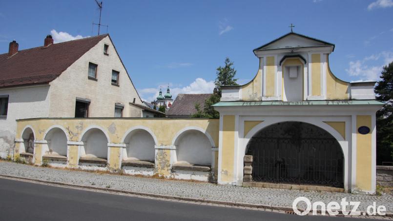 In die Wege geleitet ist nun die Sanierung des Ölbergdenkmal in der Karolinenstraße in Waldsassen, im Hintergrund die Basilika. Bild: kro