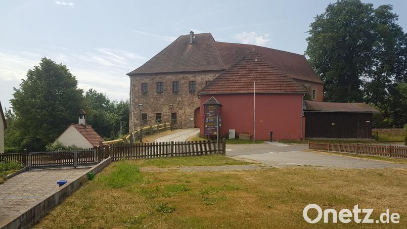 Werden die E-Ladestationen auf dem Schlossparkplatz oder auf dem Kirchplatz in Burgtreswitz errichtet? Bild: gi