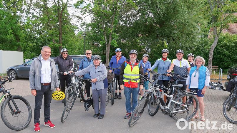 Bürgermeister Oskar Schuster (links) gab das Startzeichen für die Radtour durch die Öko-Modellregion Steinwald. Günther Erhardt (mit Warnweste) und Eva Gibhardt (rechts) führten die Gruppe an und hatten die Bio-Radtour vorbereitet. Bild: bsc