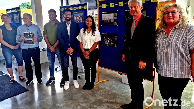 Gabriele Murry (von rechts), OTH-Präsident Clemens Bulitta mit den Studenten, die die Fotoausstellung gestalteten. Zweiter von links Veit Wagner, Amnesty international. Bild: R. Kreuzer