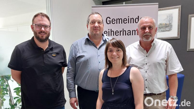 Julian Kraus (links) übergibt seine Fraktionssprecher -Tätigkeiten an Nicole Presche und deren Vertreter Georg Tafelmeyer (Mitte). Erster Bürgermeister Ludwig Biller freut sich auf die Zusammenarbeit im neuen Team. Bild: gmü