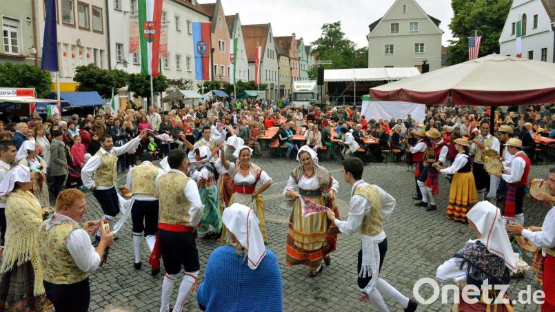 Die Trachten der Folkloregruppe &quot;Li Pistacoppi&quot; täuschen. Die jungen Leute aus Macerata können auch richtig rocken und Party feiern. Ihre Auftritte sind inzwischen ein fester Bestandteil des Programms, wenn Weidener und Maceratesi beim Bürgerfest zusammenkommen. Bild: Karin Wilck