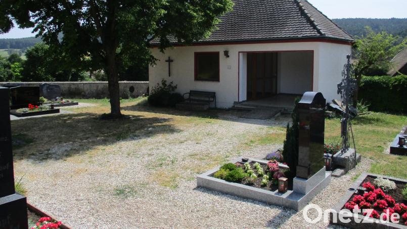 Der Vorplatz am Leichenhaus in Altendorf soll neu gestaltet werden. Doch immer wieder tauchen Hindernisse auf. Bild: bnr