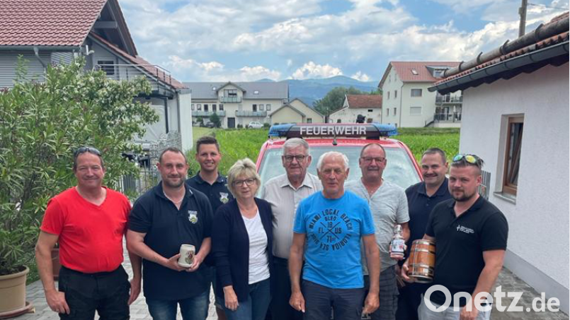 Helfer aus dem Landkreis Neustadt/WN besuchen zehn Jahre nach Flutkatastrophe Familie Peschl im Deggendorfer Ortsteil Fischerdorf.
Marianne und Hans Peschl (vorne, Mitteg) mit Helfern der Feuerwehren Neustadt/WN, Pleystein und Vohenstrauß sowie Richard Meier, ehemaliger Kreisbrandrat Neustadt/WN (hinten, Mitteg). Bild: Freiwillige Feuerwehr Neustadt/WN/exb
