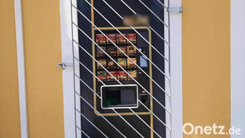 Bisher unbekannte Täter haben diesen Kaffeeautomat am Haltepunkt Maxhütte-Haidhof aufgebrochen. Bild: Bundespolizei/exb