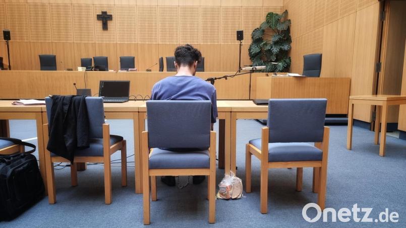 Der 23-Jährige sitzt mit Fußfesseln auf der Anklagebank. Seit dem letzten Verhandlungstag vergangener Woche befindet er sich auch in Untersuchungshaft. Bild: scm