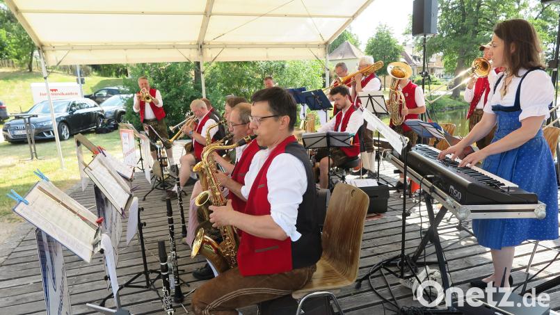 Norbert Lodes (links, stehend) begeisterte nicht nur als Dirigent und Trompeter, sondern auch als Moderator beim Konzert „seiner“ Juramusikanten auf der Seebühne. Bild: jzk