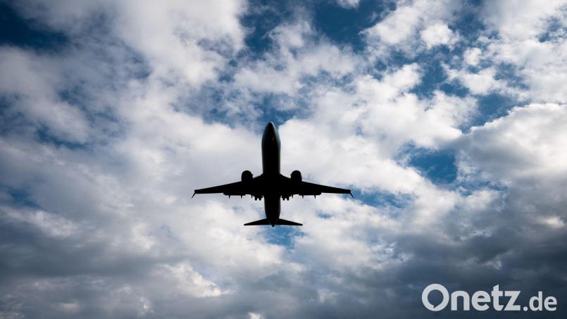 Kurz nach dem Start musste ein Flieger nach Kreta wieder umdrehen. Symbolbild: Julian Stratenschulte/dpa