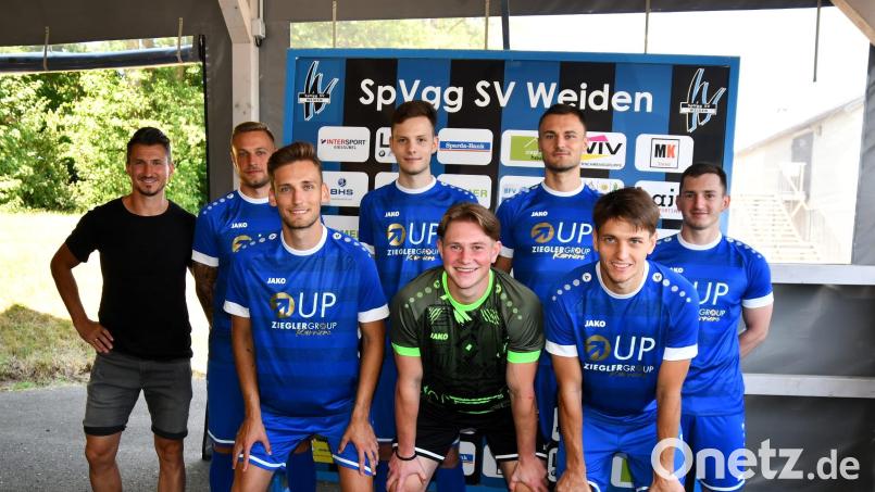 Trainer Michael Riester (hinten von links) hieß die Neuzugänge Sebastian Bauer, Simon Kasper, Mauricio Göhlert, Patryk Bytomski sowie (vorne von links) Tizian Mittereder, Max Wissmann und Andreas Schächerer bei der SpVgg SV Weiden willkommen. Es fehlten die weiteren externen Zugänge Eldin Becic, Hendryk Geiler, Igli Cami sowie Max Materne. Bild: Dagmar Nachtigall