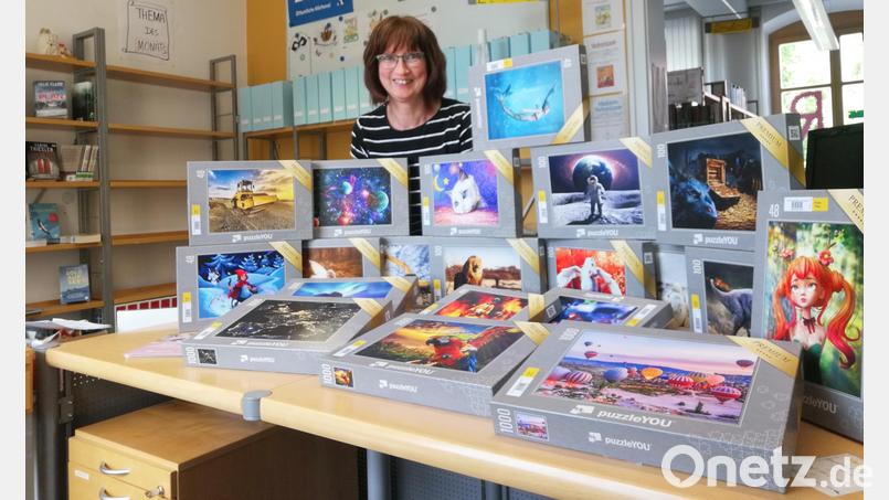 Die Leiterin der Bücherei, Monika Haberl, freut sich über die neuen Puzzles Bild: Josef Glas