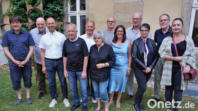 Direktor Pater Ulrich Schrapp und Bürgermeister Hans Ram (Zweiter und Dritter von links) wünschten den Ensdorfer Künstlern zur Jubiläumsausstellung viel Erfolg. Bild: tra