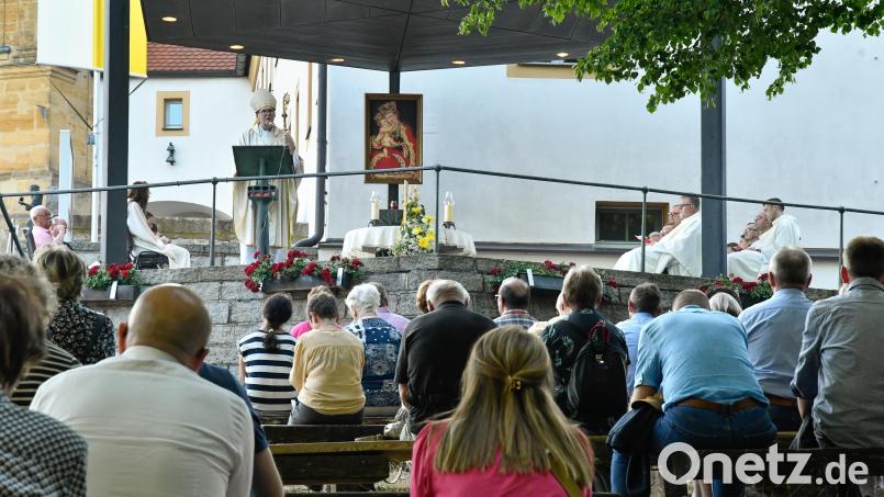 Das Amberger Bergfest ist in seinem Ursprung ein kirchliches Fest. Weihbischof Josef Graf zelebrierte den Eröffnungsgottesdienst am Samstagabend. Bild: Petra Hartl