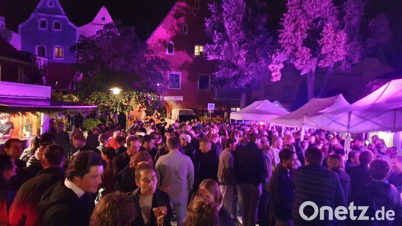 Erstmals startete das Bürgerfestwochenende mit dem Weinfest an neuem Platz hinter dem Alten Eichamt. Bild: Sebastian Person RT49 Weiden/exb