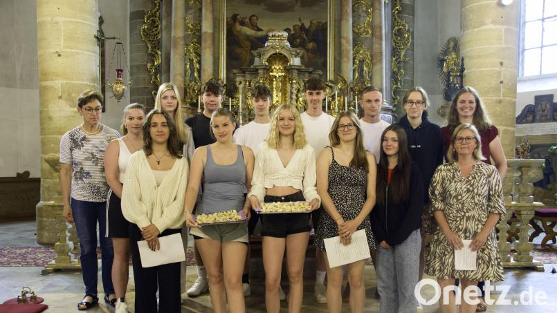 Kekse mit Segenssprüchen verteilten die Realschülerinnen und -schüler beim Mutmach-Gottesdienst in der Pfarrkirche. Bild: Realschule Kemnath/exb