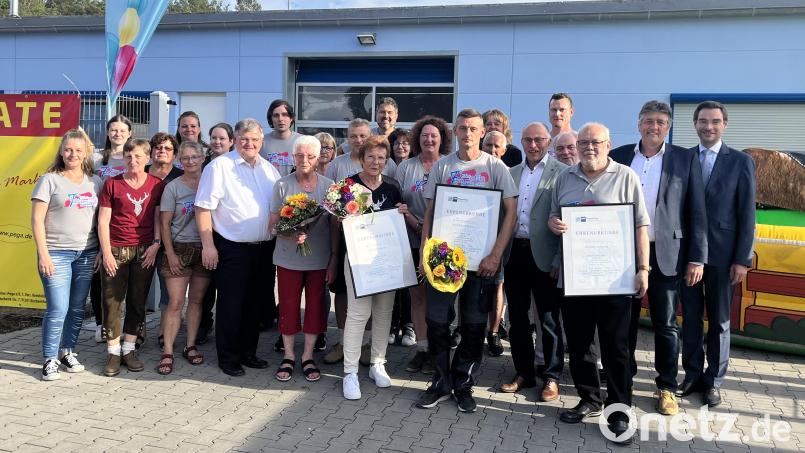 Die Druckerei Hutzler feiert 75-jähriges Jubiläum. Innungsobermeister, Ehrengäste und die Politik gratulieren. Johann Hutzler, Alexander Kohl und Christa Biller (vorne von rechts mit Urkunden) erhielten Ehrungen der Industrie- und Handelskammer. Bild: mor