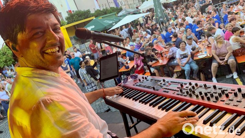 Am Oberen Markt war am Abend einiges los. Pino Barone &amp; Band heizten der Menge ordentlich ein. Bild: Gabi Schönberger