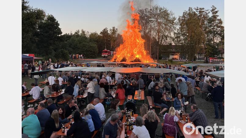 Ein Besuchermagnet für Groß und Klein war das Johannisfeuer auf dem Festplatz Bild: bk