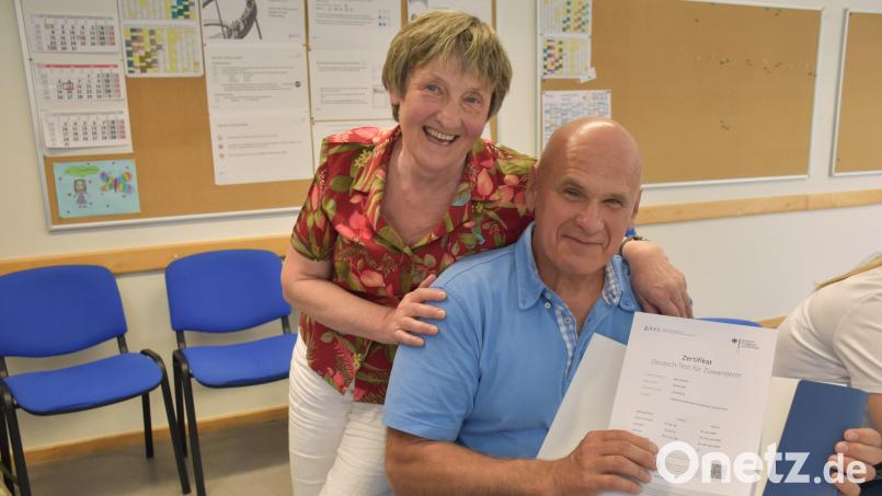 Igor und Mariia Dzhulai, beide 62 Jahre alt, mussten aufgrund des schrecklichen Krieges aus der Ukraine flüchten und entschieden sich in Deutschland für einen Deutschsprachkurs. Glücklich nahmen sie vor einigen Tagen ihre Zeugnisse mit einem jeweils &quot;Bestanden&quot; entgegen. Bild: ubb