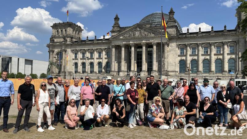 Gruppenbild vor dem Reichstagsgebäude in Berlin. Michael Gemander (links), Mitarbeiter im Büro des Bundestagsabgeordneten Albert Rupprecht betreute die Oberpfälzer im Abgeordnetenhaus und im Reichstag. Bild: mor