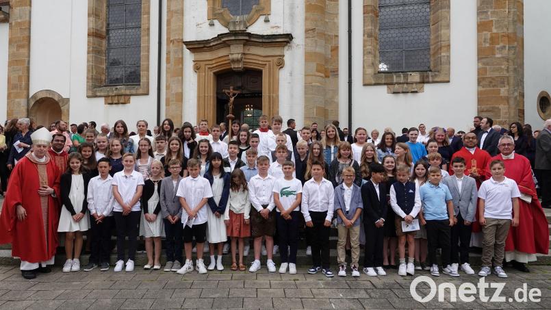 52 Kinder der Pfarreiengemeinschaft empfingen in Vilseck durch Weihbischof Reinhard Pappenberger (links) das Sakrament der Firmung. Neben ihm Stadtpfarrer Pater Robin Xavier; am rechten Bildrand Pfarrvikar Pater Jimmy Joseph und Diakon Dieter Gerstacker. Bild: rha