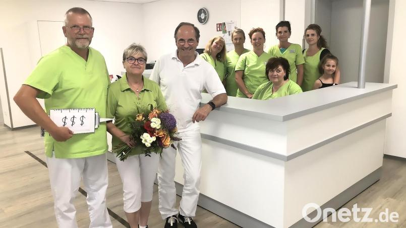 Nach 34 Jahren nahm Manuela Dostler (Zweite von links) Abschied von ihren Chefs Dr. Lutz Haß (links) und Bernhard Buhr (Dritter von links). Mit im Bild die Kolleginnen (hintere Reihe, von links) Claudia Haß, Vera Süß, Anja Mark, Sabine Götz, Andrea Kempf und Sabrina Schreiber mit Töchterchen Luisa. Bild: wro