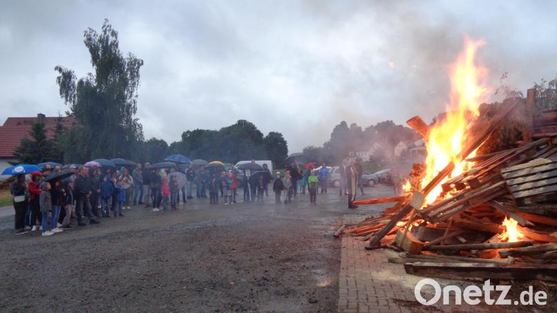 Fast 100 Hartgesottene nahmen bei Regen an der Segnung des Feuers durch Pfarrer Eugen Wismeth teil. Bild: amö