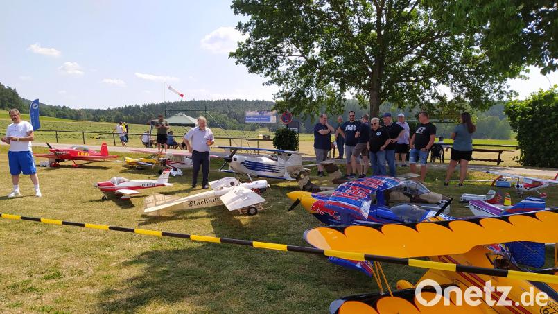 Teilnehmer und Modelle des Viertaktertreffens des MSC-Naabtal e.V. Pfreimd anlässlich des 40 jährigen Gründungsfestes. Bild: S, Holzgartner/exb