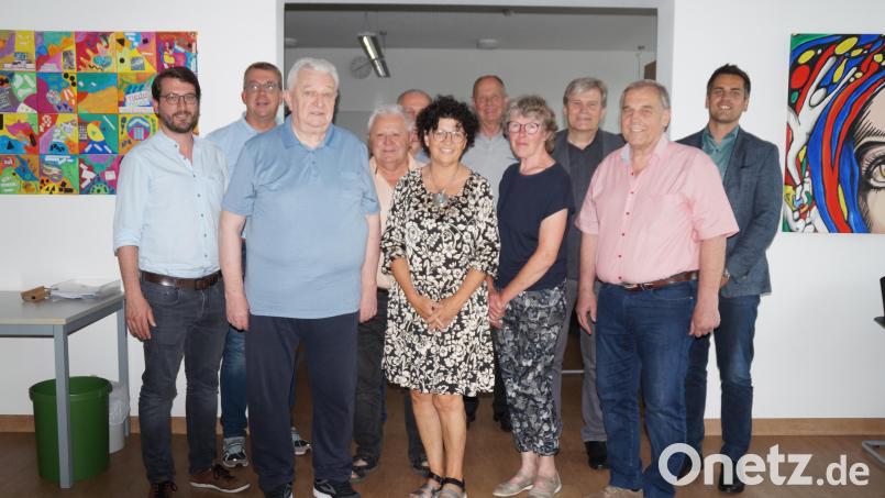 Karlheinz Stoppa (Dritter von links) steht weiter an der Spitze des Fördervereins der Doktor-Eisenbarth-Schule. Stellvertreterin und Kassenwartin ist Lydia Eckert (Sechste von rechts), Hilde Wolf (Vierte von rechts) ist Schriftführerin. Bild: wel