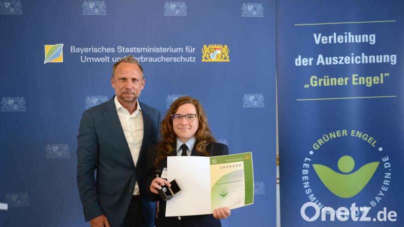Jugendwartin Carina Hart durfte die Auszeichnung &quot;Grüner Junior Engel&quot; für die Jugendfeuerwehr Konnersreuth von Umweltminister Torsten Glauber entgegen nehmen. Bild: Bayerisches Staatsministerium für Umwelt und Verbraucherschutz/exb