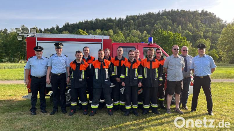 Hervorragend hat die Löschgruppe der Feuerwehr Allersburg-Berghausen ihr Leistungsabzeichen abgelegt. Dazu gratulierten Kreisbrand-Inspektor Armin Daubenmerl und Kreisbrandmeister Jürgen Ehrensberger (von links) sowie Kommandant Andreas Lindner, Vorsitzender Manfred Braun und Bürgermeister Florian Junkes den Feuerwehrleuten. Bild: bö