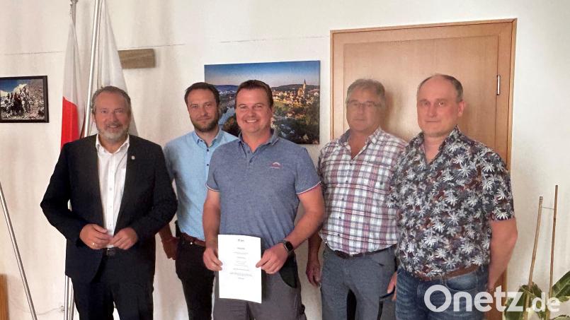 Nabburgs Bürgermeister Frank Zeitler (links) gratulierte Christian Kurz (Mitte) zur erfolgreich absolvierten Prüfung zum Abwassermeister. Bild: Marko Pammer/exb