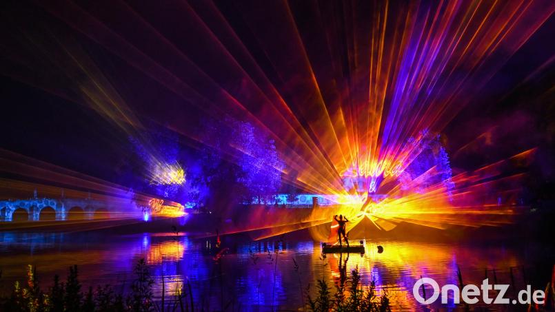 Der Fischhofpark platzte am Samstagabend aus allen Nähten. Etwa 10.000 Besucher waren nach Tirschenreuth gekommen, um die Laser- und Feuerwerksshow zum Abschluss des vierwöchigen Kultursommers zu bestaunen. Bild: Siegfried Steinkohl