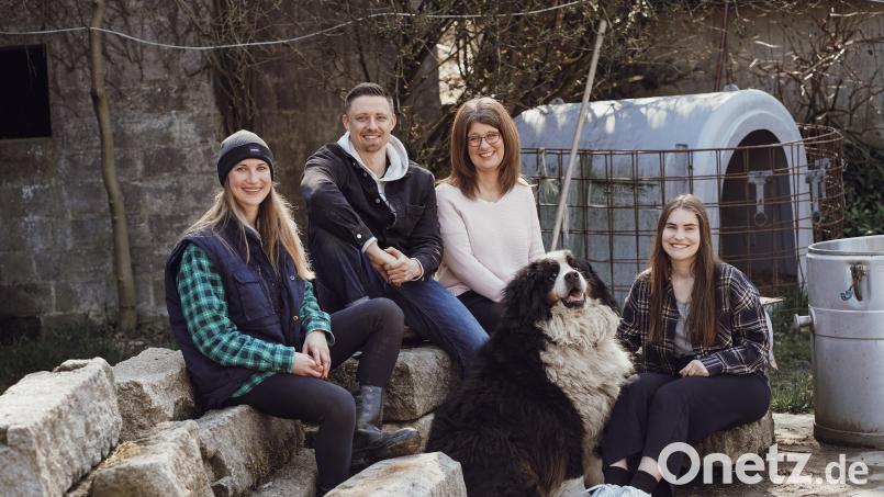 Das Team vom Magischen Projekt steht Jugendlichen in schwierigen Lebensphasen bei. Hier bei Vorbereitungen für das nächste erlebnispädagogische Projekt auf dem Hof der Familie Gmeiner, Woppenrieth. Bild: Kathi Glaser/exb