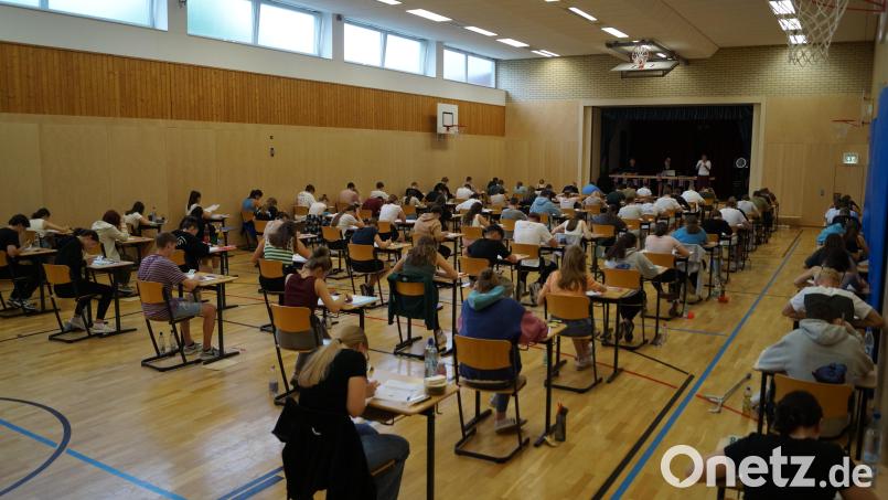 Zum Auftakt stand für die 85 Schüler der zehnten Klassen die Abschlussprüfung im Fach Deutsch auf dem Programm. Bild: Florian Dendorfer/exb