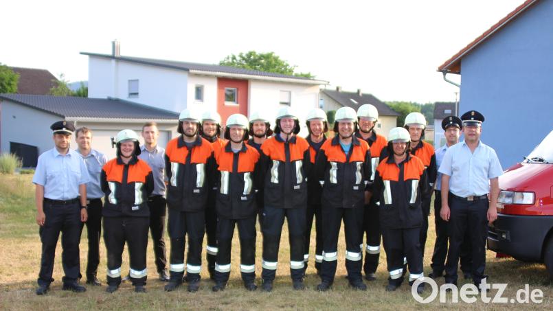 Aktive der Feuerwehr Holzhammer absolvieren eine Leistungsprüfung (von links): Kreisbrandinspektor Michael Iberer, Zweiter Kommandant Klaus Uschald , Anja Mayerhofer, Zweiter Vorsitzender Andreas Gräf Philipp Lindthaler, Christoph Prechtl, Stefan Kumeth, Sebastian Kindzorra, Felix Plößl, Hans Friedl, Heiko Friedl, Wolfgang Siegert, Andreas Fischer, Michael Siegert, Horst Kellner und Kreisbrandmeister Marco Weiß. Bild: ffl