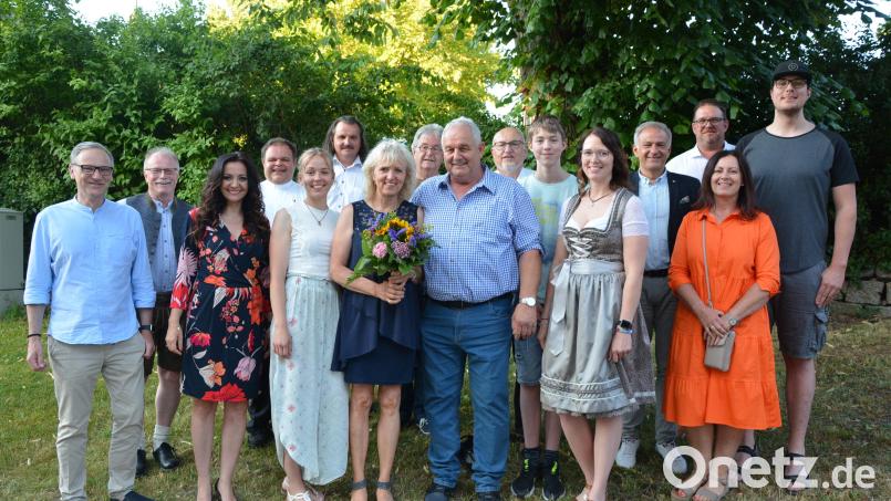 Mit rund 200 Gästen feierte am Samstagabend Leonbergs Bürgermeister Johann Burger (Achter von rechts), hier mit Gattin Kathrin (mit Blumen) und seiner Familie seinen 60. Geburtstag. Bild: jr