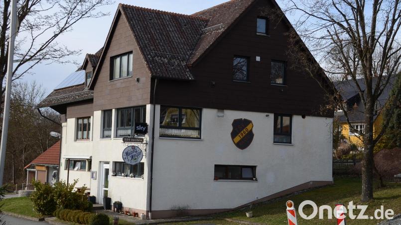 Über das Integrierte städtebauliche Entwicklungskonzept (Isek) soll auch das Gelände rund um die TSV-Sportanlage mit Sportheim (Bild) neu gestaltet und ausgestattet werden. Dazu passen auch die Sanierung des TSV-Betriebsgebäudes und die Erneuerung der Flutlichtanlage. Archivbild: ak