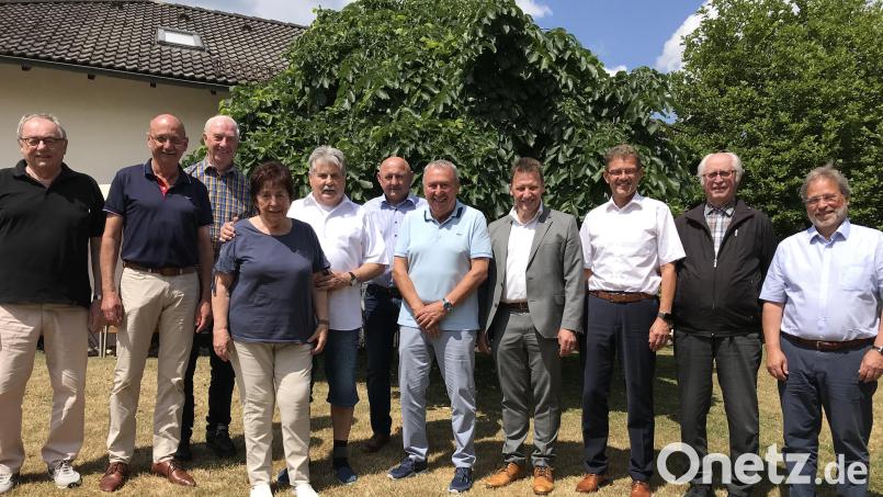 Groß ist die Schar der Gratulanten, die Jürgen Barnutz (fünfter von links) zum 80. Geburtstag ihre Aufwartung machen. Bild: mma