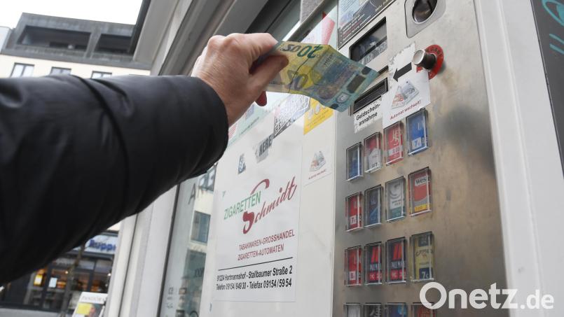 Unbekannte haben einen Zigarettenautomaten in Weiden gesprengt, statt wie üblich für die Glimmstengel zu zahlen. Symbolbild: Gabi Schönberger