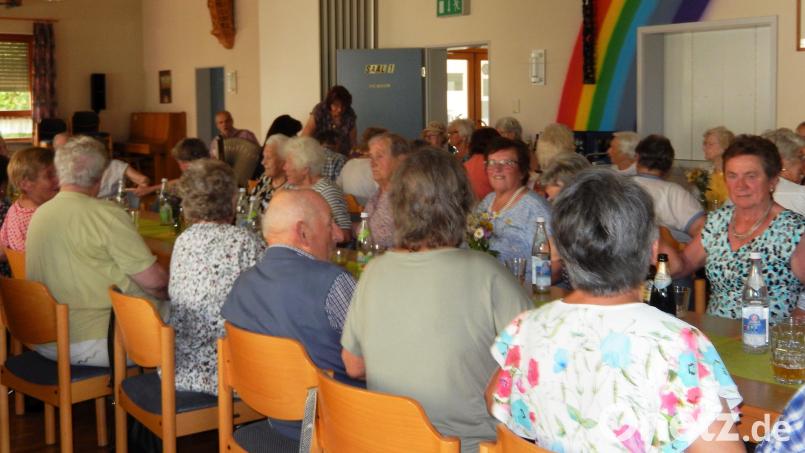 Musikalisch begleitet vom "Harmonika Franz" wurde im Seniorencafé gesungen und geschunkelt. Bild: Anneliese Fiedler /exb
