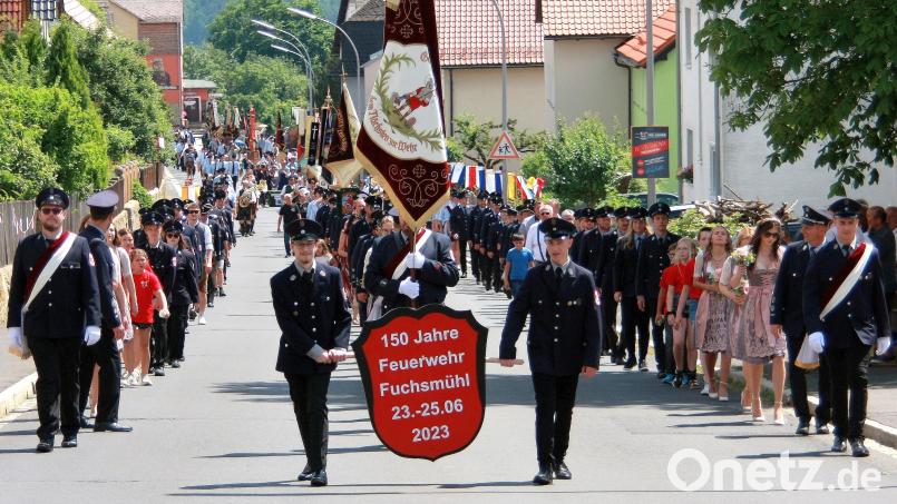 Der Festzug wurde mit einer geschmückten großen Tafel angekündigt. Bild: wro