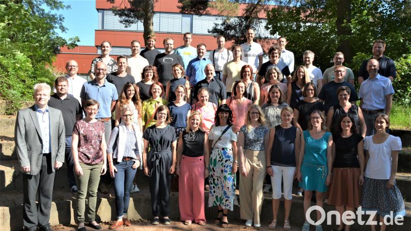 Der Abiturjahrgang 2003 traf sich am Stiftland-Gymnasium. Schulleiter Matthias Weiser (links) führte durch die Räumlichkeiten. Bild: jr