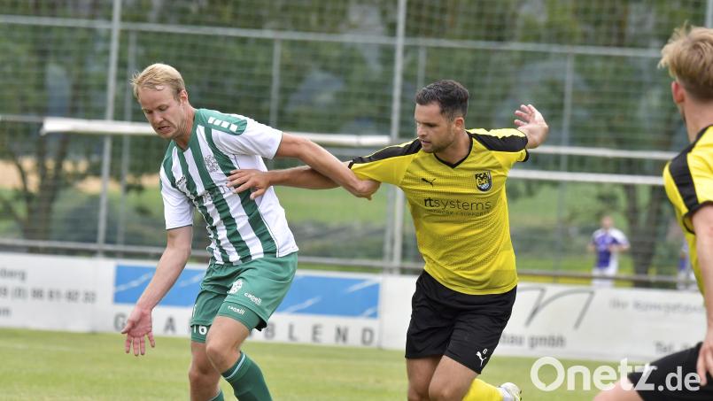 Marco Geier (links) traf im Spiel um Platz drei zur 1:0-Führung für die DJK Gebenbach. Archivbild: Hubert Ziegler