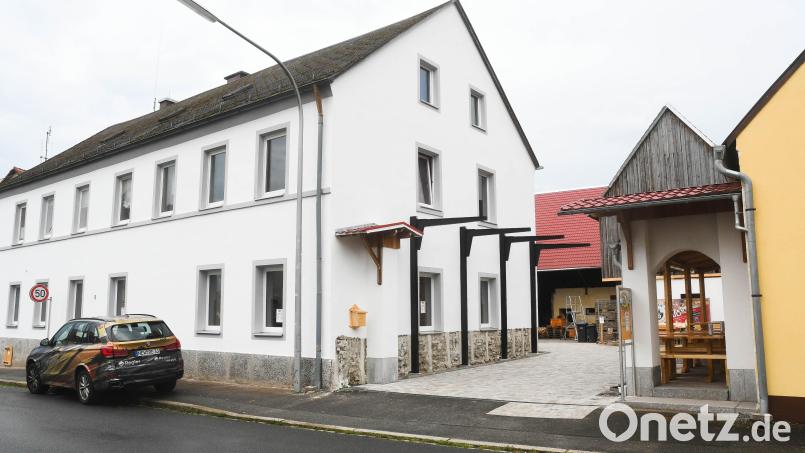 Der ehemalige &quot;Kummerthof&quot; in Neunkirchen ist jetzt die &quot;Zoiglschänke Zur Gerechtsamkeit&quot;. Innen bereits gemütlich, ist das Anwesen außen noch an vielen Ecken Baustelle.. Bild: Gabi Schönberger