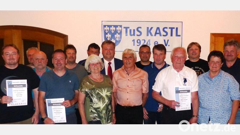 Langjährige Mitglieder des TuS Kastl werden geehrt (von links): Robert Heigl, Herbert Schneeberger, Reinhard Hufnagel, Pascal Kemmling, Daniel Fasoldt, Klaus Hiller, Gisela Draxler, Bürgermeister Stefan Braun, Hans König, Rainer Angermann, Claus Weigert, Walter Löschinger, Norbert Beer, Lisa Müller und Vorsitzender Norbert Bleisteiner. Bild: jp